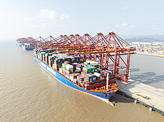 「東京備忘錄」官網資料20日顯示，中國實施港口國監督（PSC）檢查，3月1日至18日共扣押44艘巴拿馬籍船舶，是去年同期3倍。圖為全球最大的寧波舟山港貨櫃碼頭。
（中新社資料照）
