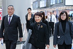 台中市長盧秀燕（中）結束為期11天訪美行程，21日凌晨返回台灣。她在機場與民眾打招呼。（台中市政府提供）