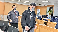 國民黨台北市議員李傅中武涉利用妻子親戚當人頭詐領助理費，金額逾千萬元。台北地檢署20日約談李傅中武（右）等7人到案；檢察官漏夜複訊後，21日諭令李傅中武500萬元交保，並限制出境、出海。