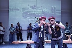 帛琉傳統航海船Alingano Maisu「無私分享號」20日訪台東，在帛琉副總統歐宜樓（前左）、原住民族委員會副主任委員杜張梅莊Adralriw Abaliusu（前右）見證下，密克羅尼西亞航海協會與台東縣獵人學校教育基金會簽署合作備忘錄，兩人隨後喝連杯酒，強化情誼連結。（原民會提供）

