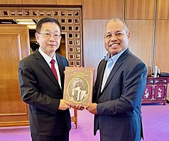 外交部常務次長葛葆萱（左）20日午宴歡迎帛琉副總統兼衛生部長歐宜樓（右）。（外交部提供）
