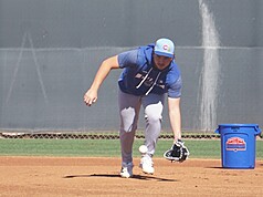 台裔美籍棒球好手「龍仔」強納森・龍（Jonathon Long）在美國職棒芝加哥小熊隊的春訓營進行守備練
習，他去年在小聯盟3A敲出20支全壘打，目標今年站上大聯盟。
