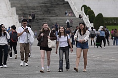 北台天氣不穩 白天溫暖炎熱。
