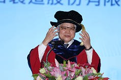 台積電董事長魏哲家（圖）21日獲亞洲大學頒授名譽博士學位。
