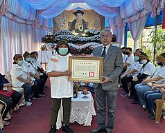 屏東縣排灣族傳統手紋文化保存者李碧玉（Tjuku 
Tjuvarevare）日前辭世，文化部文化資產局長陳濟民（中右）21日出席告別式，代表頒贈文化部旌揚狀，由李碧玉的女兒李金瓶 （中左）代表受贈。（文化部文資局提供）
