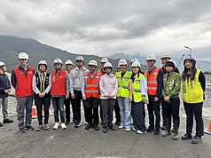 副總統蕭美琴（前右6）21日至花蓮縣光復鄉視察馬太鞍溪橋重建、馬太鞍溪疏濬及堤防工程進度，肯定施工單位進度超前。