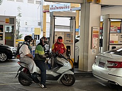 泰國各地加油站出現燃料短缺，當局成立專案小組全
面清查全國油庫與加油站，確保未出現囤油哄抬價格
的行為。圖為曼谷市區一家加油站。資料照片。