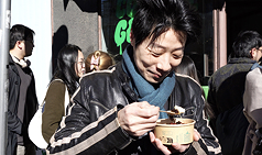 林昶佐在街頭吃豆花，支持赫爾辛基的台裔抹茶店的台灣美食快閃活動。