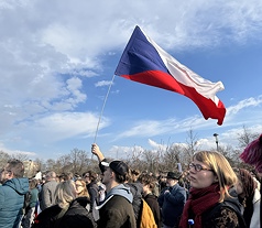 逾20萬名捷克民眾21日下午聚集在布拉格萊特納公園示威。示威者攜帶捷克、歐盟、北約與烏克蘭國旗，以及高舉批評政府的標語，並表達對捷克總統帕維爾（Petr Pavel）與公共媒體的支持。
