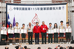 總統賴清德（中）22日上午在陽明山竹子湖，出席「115年全國童軍節慶祝大會」，賴總統頒獎給績優童軍。
