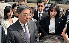 行政院長卓榮泰（左）22日上午前往位於彰化縣福興鄉的為升電裝工業公司參訪，卓榮泰被媒體詢問有關核二核三重啟議題時表示，台電下週將送出再運轉計畫報告書給核安會，期待在社會有高度共識、產業有需求的情形下，核安會能以安全為原則，儘速完成審查。