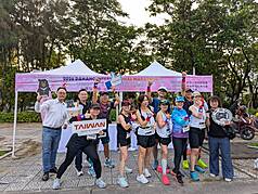 越南峴港國際馬拉松賽今天登場，共吸引逾70國、9000位跑者參加，台灣有超過百名跑者登記參加。駐胡志明市辦事處與峴港台灣商會合作，活動當天在中途補給站設立攤位，為沿途跑者加油並宣傳台灣。
（駐胡志明市辦事處提供）