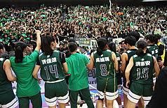 高中籃球聯賽HBL女子組冠軍戰22日在台北小巨蛋舉行，陽明高中終場以61比53擊敗衛冕軍北一女中，陽明選手一起向加油團感謝致意。