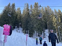 每年自10月起，阿爾卑斯山冬季運動便啟動，但受氣候變遷影響，雪季降雪延遲，而大雪來時急迫且大量。留在專業人員整理過的雪道上運動是安全的選擇。