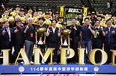 總統賴清德（前左5）22日在台北小巨蛋觀看高中籃球聯賽HBL，會後頒發冠軍獎盃，與運動部長李洋（前右4）、台北市長蔣萬安（前右3）以及男、女子組冠軍松山高中、陽明高中合影。
