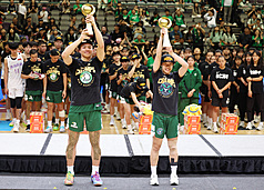 114學年度高中籃球甲級聯賽（HBL）男、女子組冠軍22日出爐，分別由松山高中、陽明高中稱王封后，賽後松山隊長劉廷寬（前左）、陽明隊長蘇衡（前右）獲選總冠軍賽MVP。