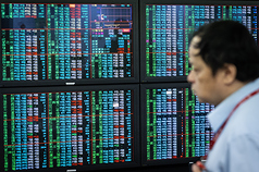 近期中東戰事訊息變化反覆，國際股市和台股波動明顯。台股23日終場加權指數收32722.5點，下跌821.38點，跌幅2.45%。
