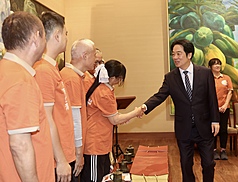 總統賴清德（前右）23日在總統府接見社團法人台南市聽障體育運動協會，並向成員逐一握手致意，歡迎他們來訪。
