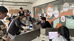 中國出現「養龍蝦」熱潮，各個城市出現講座、安裝活動。圖為22日在北京一處大廈裡安裝Open Claw的民
眾。