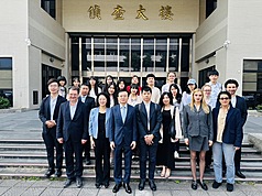 台灣大學法學院長王皇玉（前左2）及德國漢堡大學法學院師生等一行23日到士林地檢署進行「人工智慧與法律數位化」專題參訪與交流，由檢察長王以文（前左3）接待。（士林地檢署提供）
