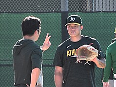 美國職棒運動家隊小聯盟投手莊陳仲敖（右）在春訓基地備戰新球季，他期待今年在3A拿出好表現，爭取升上大聯盟的機會。