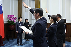 總統賴清德（後左）24日上午在總統府主持新任行政院、司法院、考試院、監察院政務人員及駐外大使宣誓典禮，官員高舉右手宣讀誓詞。