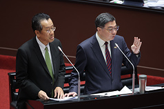 CD
卓榮泰、顧立雄立院列席備詢
立法院會24日對行政院長卓榮泰提出施政方針及施政
報告繼續質詢，卓榮泰（右）與國防部長顧立雄
（左）列席備詢，回應有關對美軍購議題。
中央社記者翁睿坤攝　115年3月24日
