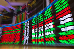 台股24日開高走低，尾盤翻黑收在32612.24點，下跌110.26點，跌幅0.34%，成交值降至新台幣6643.52億元。