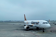 國際油價大漲，恐衝擊航空產業成本結構。圖為台灣虎航客機。示意圖。