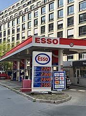 自美國與以色列聯手攻擊伊朗引爆中東衝突以來，法國燃料價格節節上升。圖為巴黎一座加油站3月22日的油價。
