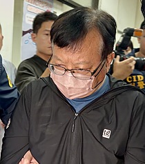 前中油公司煉製部執行長徐漢（圖）涉貪，宣判前夕涉棄保潛逃遭通緝，24日在台東縣落網，經橋頭地檢署檢察官偵訊，認徐漢涉犯棄保潛逃、毀損公物等罪嫌，且涉案情節重大、有逃亡之虞，25日凌晨向橋頭地方法院聲押。