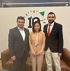 駐以色列代表李雅萍（中）22日接受以國主流財經電視頻道「第10頻道」專訪。右為節目主持人雷斯尼克。
（駐以色列代表處提供）