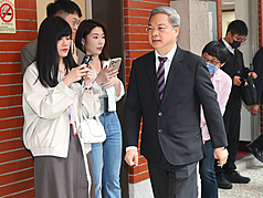 經濟部長龔明鑫（前）25日列席立法院經濟委員會報告業務概況，並備質詢，會前接受媒體採訪。