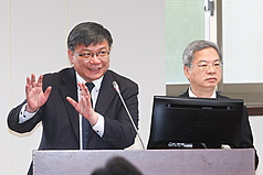 立法院經濟委員會25日邀請經濟部長龔明鑫（右）、台電公司董事長曾文生（左）等針對核電重啟議題做專案報告並備詢。