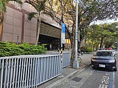 台北地方法院審理京華城、前民眾黨主席柯文哲政治獻金等案，26日一審宣判在即，警方25日預先在法院周遭放置阻材。