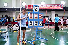 在南投舉行的2026國際室內撐竿跳高邀請賽，台灣好
手黃湧富（中）25日躍過5公尺50，不僅打破室內全
國紀錄奪金，也達到名古屋亞運參賽標準。（林小馬提供）

