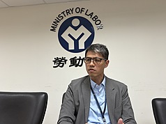 農業部於跨國勞動力政策協商諮詢小組會議提案新增農業移工名額2萬名，勞動力發展署跨國勞動力管理組組長蘇裕國25日表示，諮詢委員經討論都同意農業有缺工事實，雇主有需求應該朝合法開放、增額處理，只是要新增名額，需以改善失聯率為前提分階段進行。