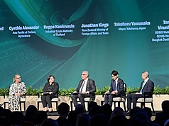 日本橫濱市長山中竹春(右2)25日出席經濟學人在曼谷舉辦的「亞洲永續週」論壇，分享地方政府在城市永續上的經驗。