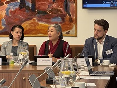 捷克眾議院25日舉行「西藏的中國化」研討會，聚焦西藏人民遭中共打壓現況。西藏流亡政府駐日內瓦代表赤列曲吉（Thinlay Chukki，中）指出，西藏境內的人權狀況正持續惡化，且中國的影響力已延伸至歐洲，使人權問題更具全球性。