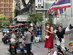 油價飆升衝擊泰國民生經濟，從交通運輸、餐飲小吃、日用品都受到衝擊。圖為曼谷街頭攤販與遊客。