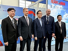 羅賓森（左2）是美國「綠色無人機」認證機制主要推手，與台灣卓越無人機海外商機聯盟主席曹進平（右1）、經濟部航太小組主任簡志維（左1）、駐德代表谷瑞生（左3）在歐洲無人載具展台灣館合影。
