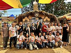 第4屆菲律賓大蒜節26日在北伊羅科斯省（Ilocos Norte）馬利安諾．馬可仕大學登場，駐菲副代表李廷盛（後排左7）受邀參加。