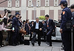 台北地方法院26日審結京華城容積獎勵等案，下午一審宣判，前台北市長柯文哲（中）、民眾黨主席黃國
昌（中右）兩人一同到場，步入法院。