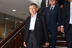 台北地院今天(26日)審結京華城容積獎勵等案，判決前台北市長柯文哲(中)17年徒刑，褫奪公權6年。
