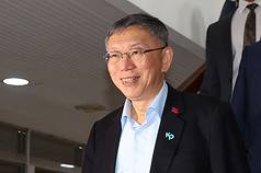 台北地方法院審理京華城案、政治獻金案等，26日依貪污等罪判決前台北市長柯文哲（圖）17年徒刑、褫奪公權6年。柯文哲聆判後，面露笑容準備離開北院。
