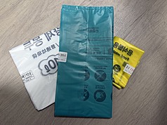 受中東局勢影響，原物料供應不穩，韓國出現民眾囤貨專用垃圾袋現象。圖為韓國首爾西大門區一般垃圾、廚餘專用垃圾袋。