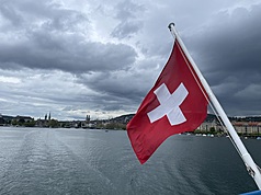 瑞士最大能源電力集團Axpo發表最新研究指出，瑞士冬季用電吃緊，新建核電廠值得考慮，引發瑞士各方討論。圖為瑞士國旗。
