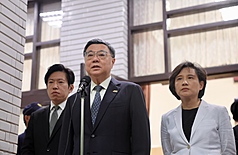 立法院會27日繼續進行施政總質詢。針對前台北市長柯文哲說司法不公，行政院長卓榮泰（中）會前接受媒體聯訪表示，在目前民主的時代，沒有一個執政黨可以去操控所有的司法案件。