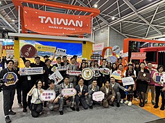 新加坡消費旅遊展「NATAS春季旅展」27日登場，台灣觀光署率領業者打造台灣館，駐新加坡代表童振源（後左9）等人出席。
