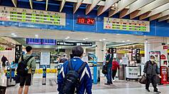 台鐵山佳站27日電力設備故障，導致樹林與鶯歌間暫時雙線不通，許多列車延誤。台鐵已啟動公路接駁。圖為台鐵板橋車站。（蘇小姐提供）